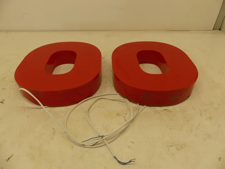 2x Leuchtbuchstabe „O”, rot
